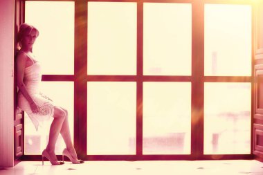 çekici sarışın genç kadın