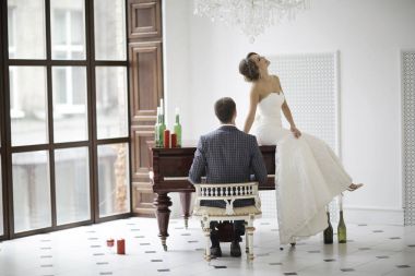 piyano ve gelin damat