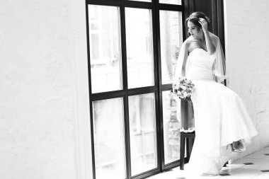 Gelin beyaz gelinlik içinde 