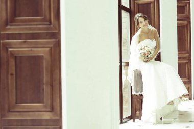 Gelin beyaz gelinlik içinde 