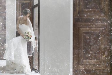 Gelin beyaz gelinlik içinde 