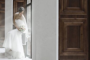 Gelin beyaz gelinlik içinde 