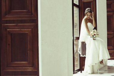 Gelin beyaz gelinlik içinde 