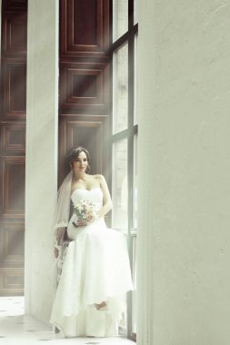 Gelin beyaz gelinlik içinde 