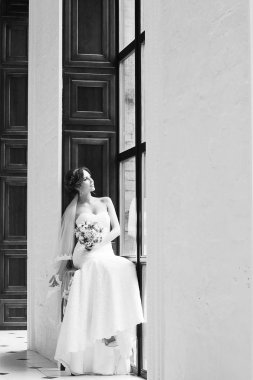 Gelin beyaz gelinlik içinde 