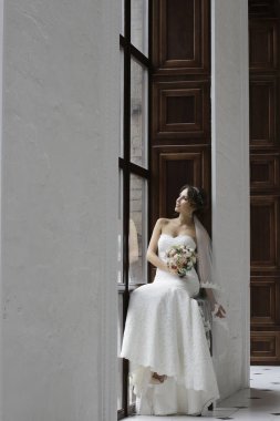 Gelin beyaz gelinlik içinde 