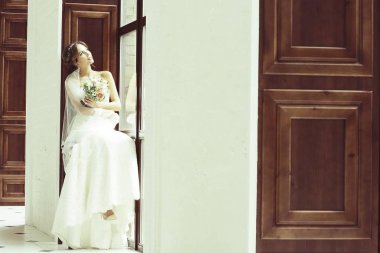 Gelin beyaz gelinlik içinde 