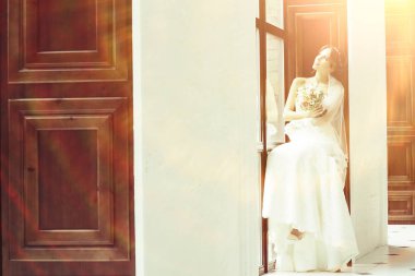 Gelin beyaz gelinlik içinde 