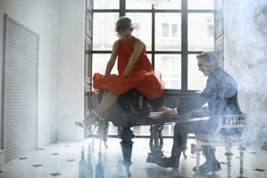 piyano ve kadın oynayan adam  