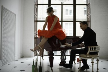 piyano ve kadın oynayan adam  