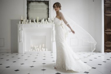 Gelin beyaz gelinlik içinde 