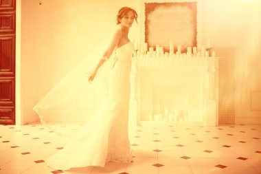 Gelin beyaz gelinlik içinde 