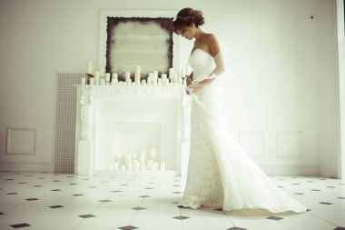 Gelin beyaz gelinlik içinde 