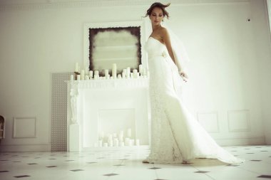 Gelin beyaz gelinlik içinde 