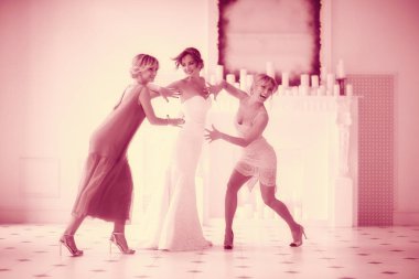 beyaz gelinlik ve nedime gelin  