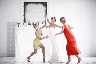 beyaz gelinlik ve nedime gelin  