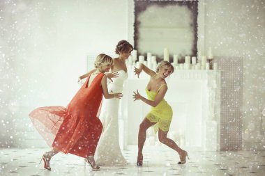 beyaz gelinlik ve nedime gelin  