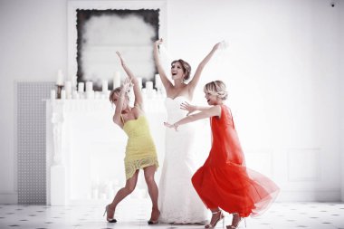 beyaz gelinlik ve nedime gelin  