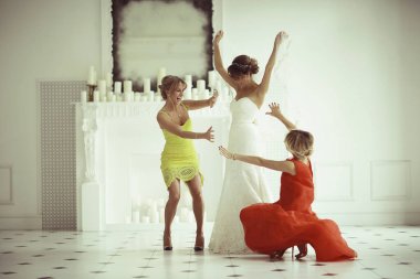 beyaz gelinlik ve nedime gelin  