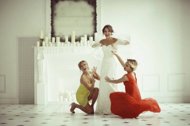 beyaz gelinlik ve nedime gelin  