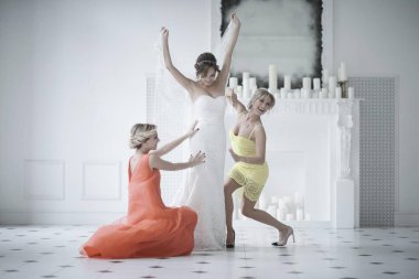 beyaz gelinlik ve nedime gelin  