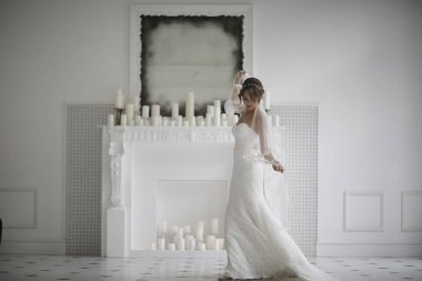 Gelin beyaz gelinlik içinde 