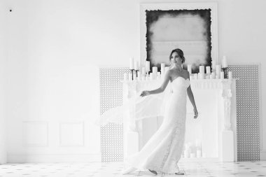 Gelin beyaz gelinlik içinde 