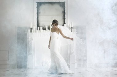 Gelin beyaz gelinlik içinde 