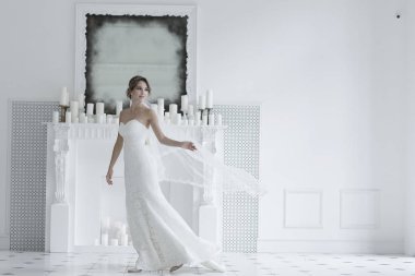 Gelin beyaz gelinlik içinde 