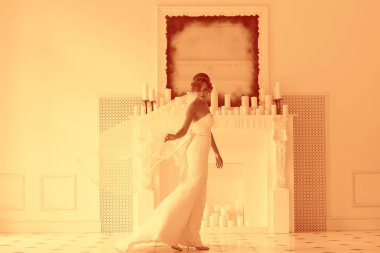 Gelin beyaz gelinlik içinde 