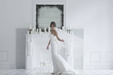 Gelin beyaz gelinlik içinde 