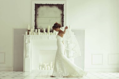 Gelin beyaz gelinlik içinde 