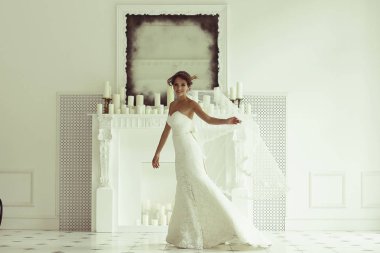 Gelin beyaz gelinlik içinde 