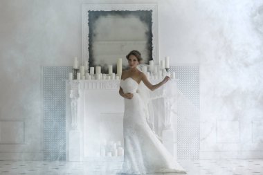 Gelin beyaz gelinlik içinde 
