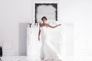 Gelin beyaz gelinlik içinde 