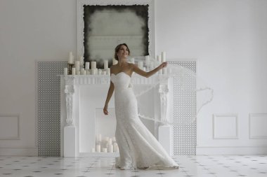 Gelin beyaz gelinlik içinde 