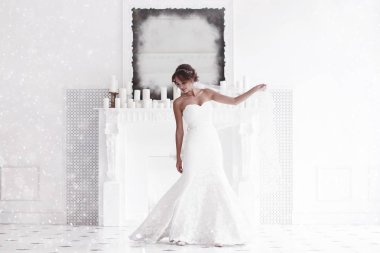 Gelin beyaz gelinlik içinde 