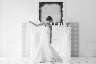 Gelin beyaz gelinlik içinde 