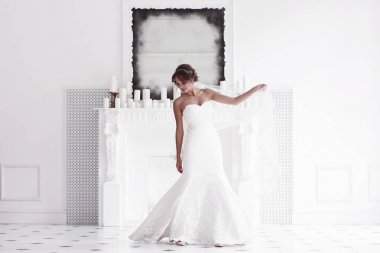 Gelin beyaz gelinlik içinde 