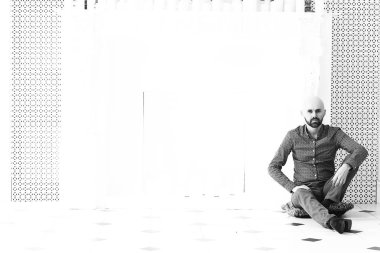 yakışıklı kel sakallı adam beyaz şömine mum ile yakın poz portresi 