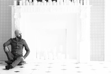 yakışıklı kel sakallı adam beyaz şömine mum ile yakın poz portresi 