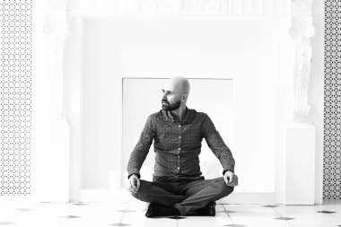 yakışıklı kel sakallı adam beyaz şömine mum ile yakın poz portresi 