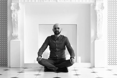 yakışıklı kel sakallı adam beyaz şömine mum ile yakın poz portresi 