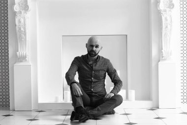 yakışıklı kel sakallı adam beyaz şömine mum ile yakın poz portresi 