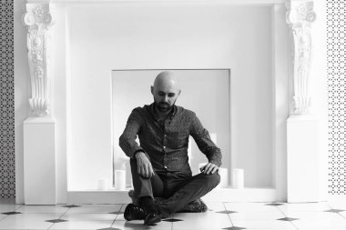 yakışıklı kel sakallı adam beyaz şömine mum ile yakın poz portresi 