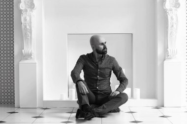 yakışıklı kel sakallı adam beyaz şömine mum ile yakın poz portresi 