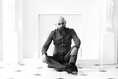 yakışıklı kel sakallı adam beyaz şömine mum ile yakın poz portresi 