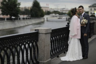 Gelin ve damat Nehri yakınında 