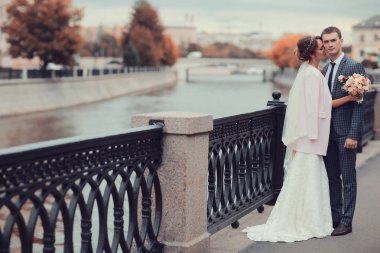 Gelin ve damat Nehri yakınında 