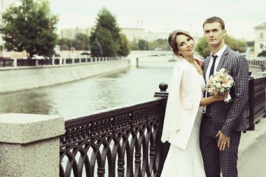 Gelin ve damat Nehri yakınında 